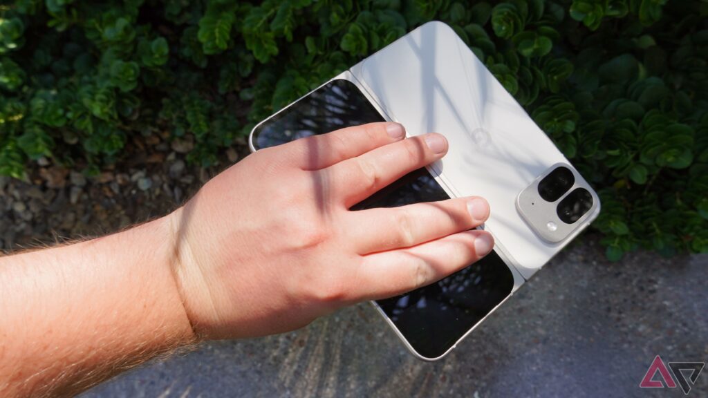 I’m still searching for a leftie-friendly folding phone