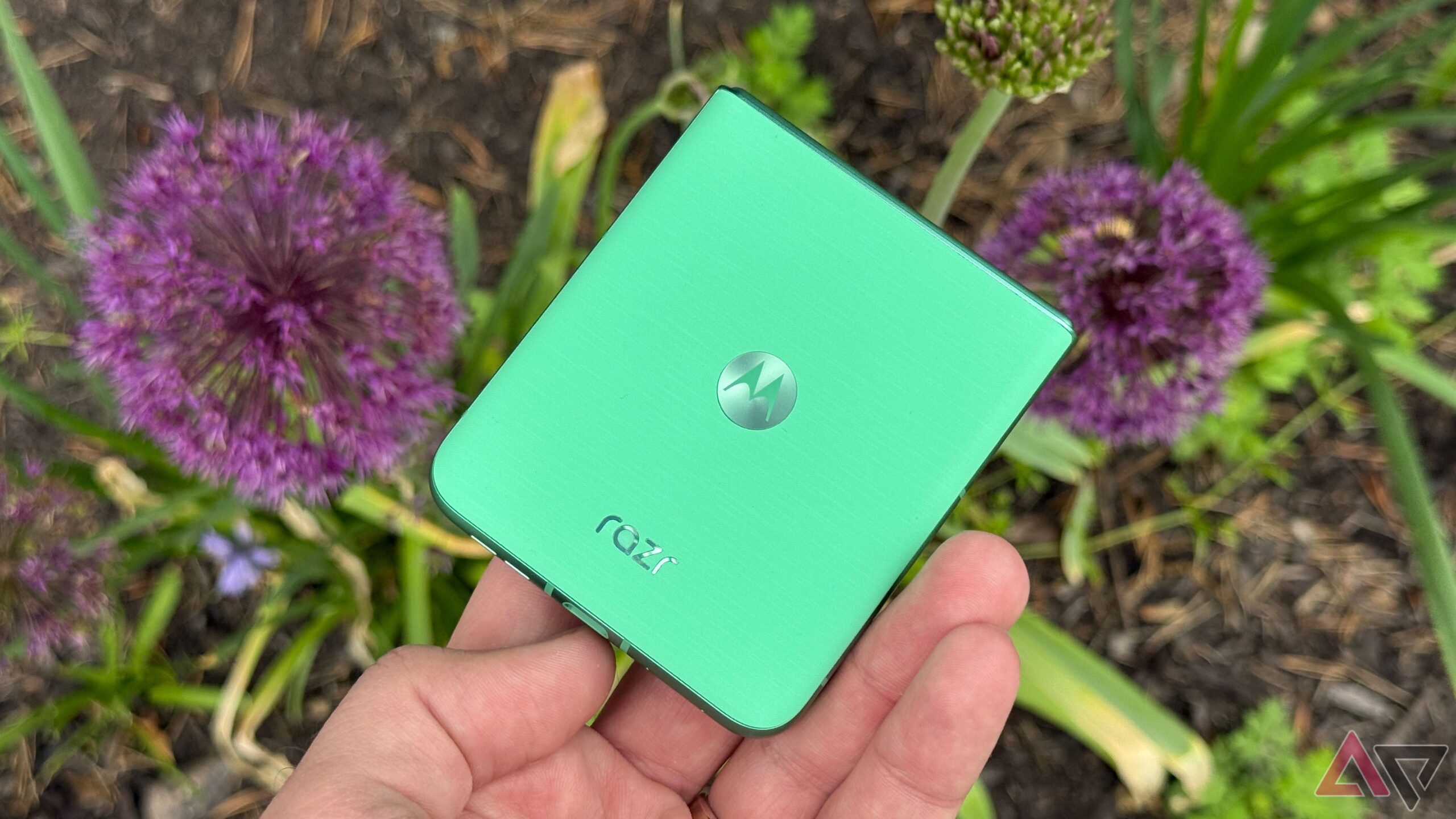 How the Moto Razr 2025 quietly fixes what different foldables nonetheless get mistaken