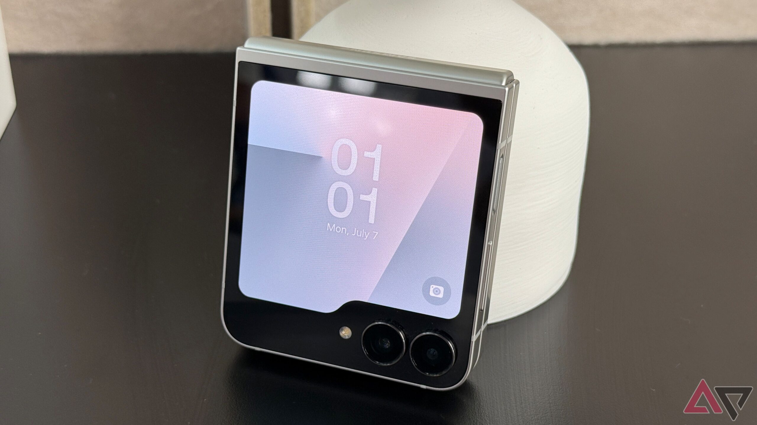 The unhealthy Samsung Galaxy Z Flip 7 FE that makes the Motorola Razr a significantly better deal