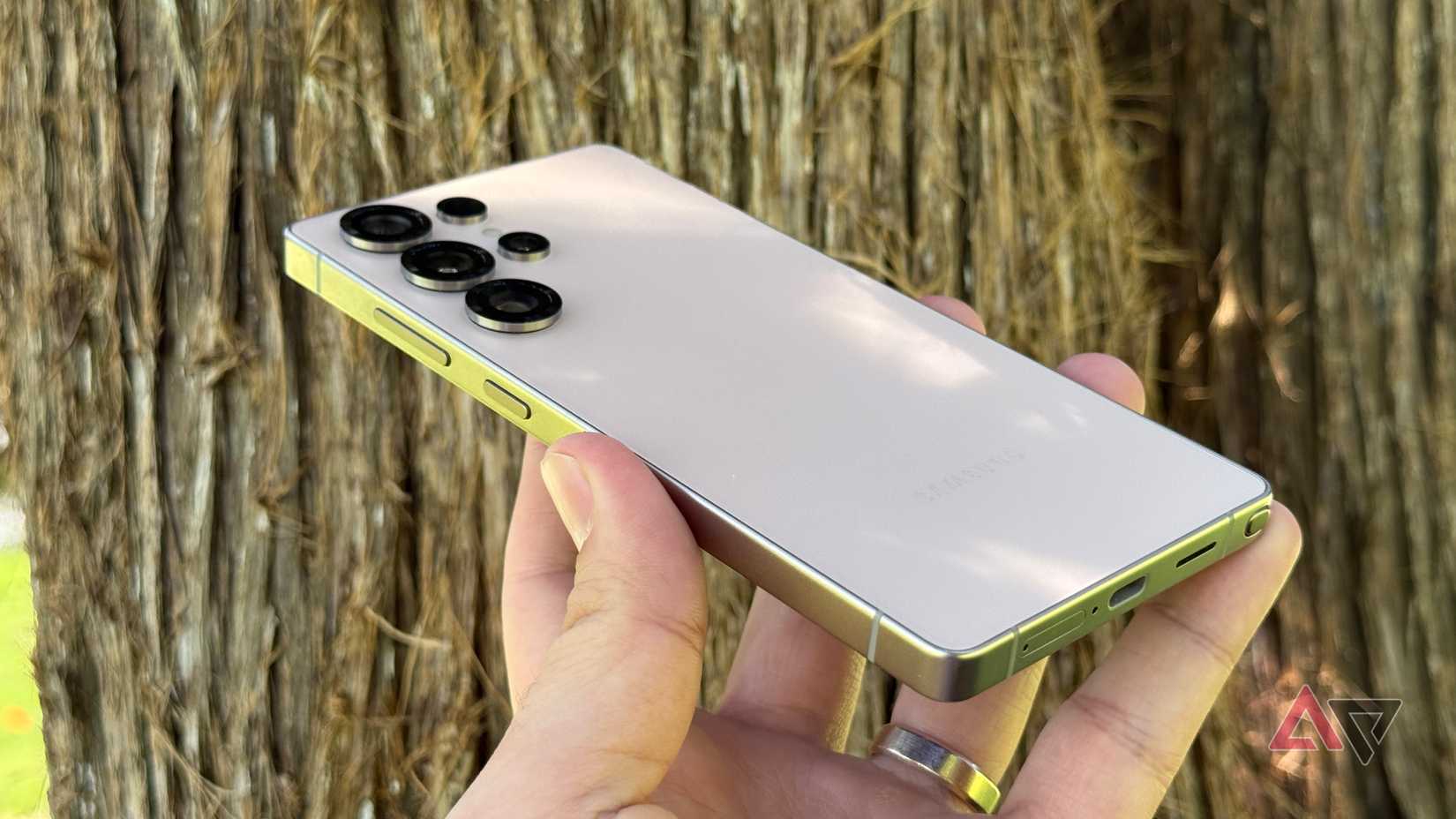 A flagship cellphone with unfulfilled AI guarantees